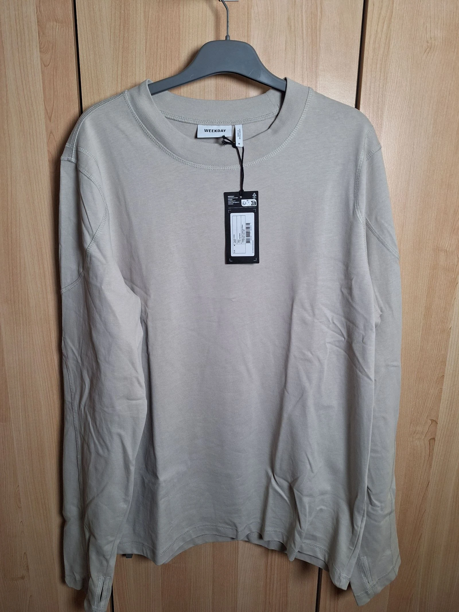 sweatshirt leger weekday beige gris neuf avec etiquette taille m
